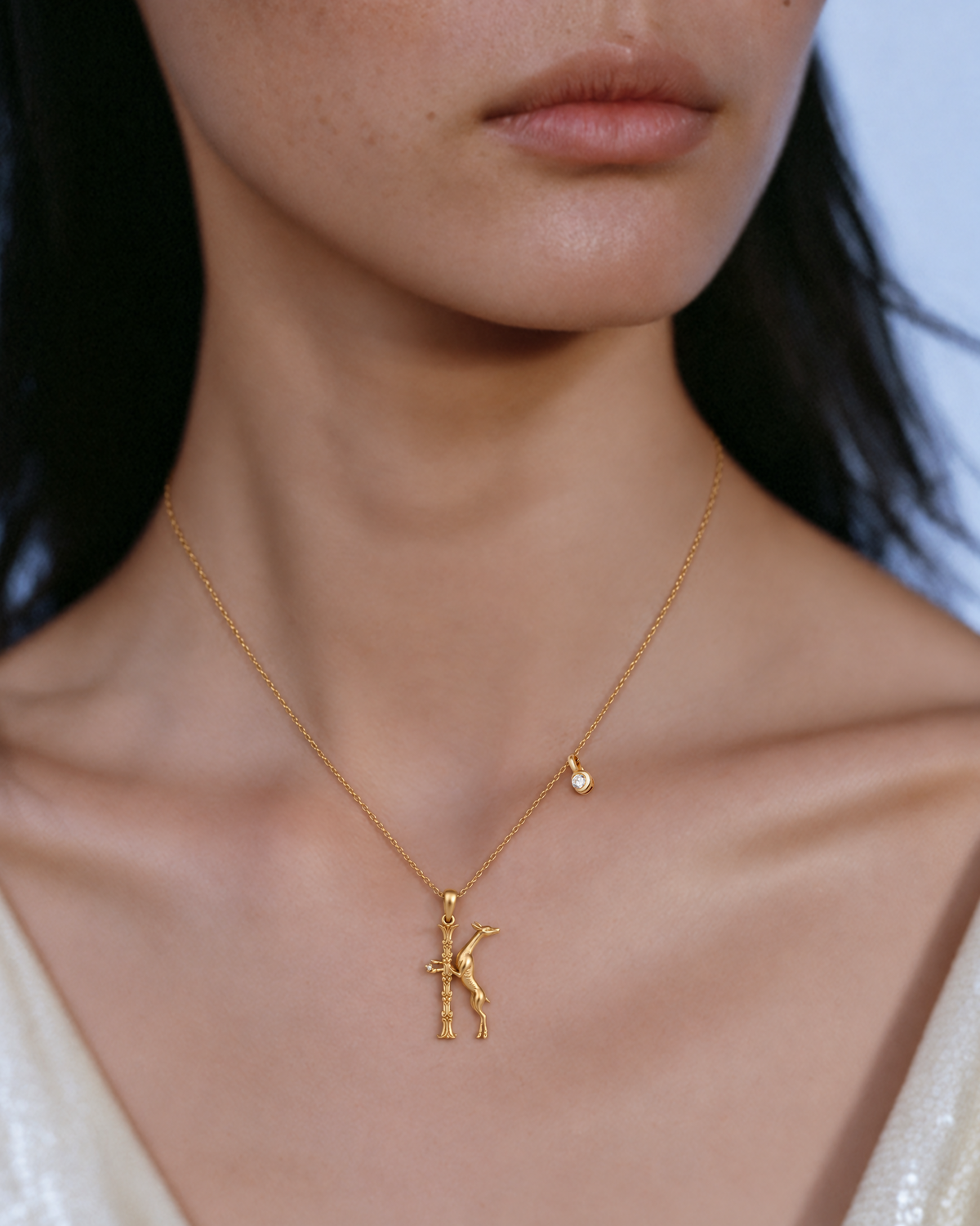 Modèle portant le collier initial K en or