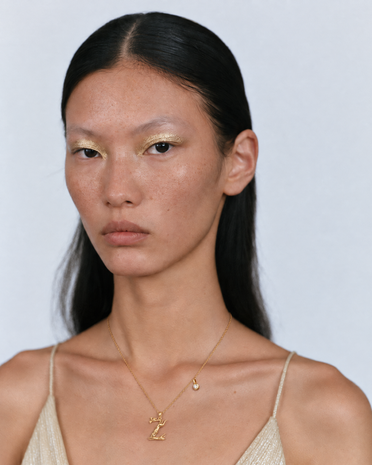 Modèle portant le collier initial Z en or